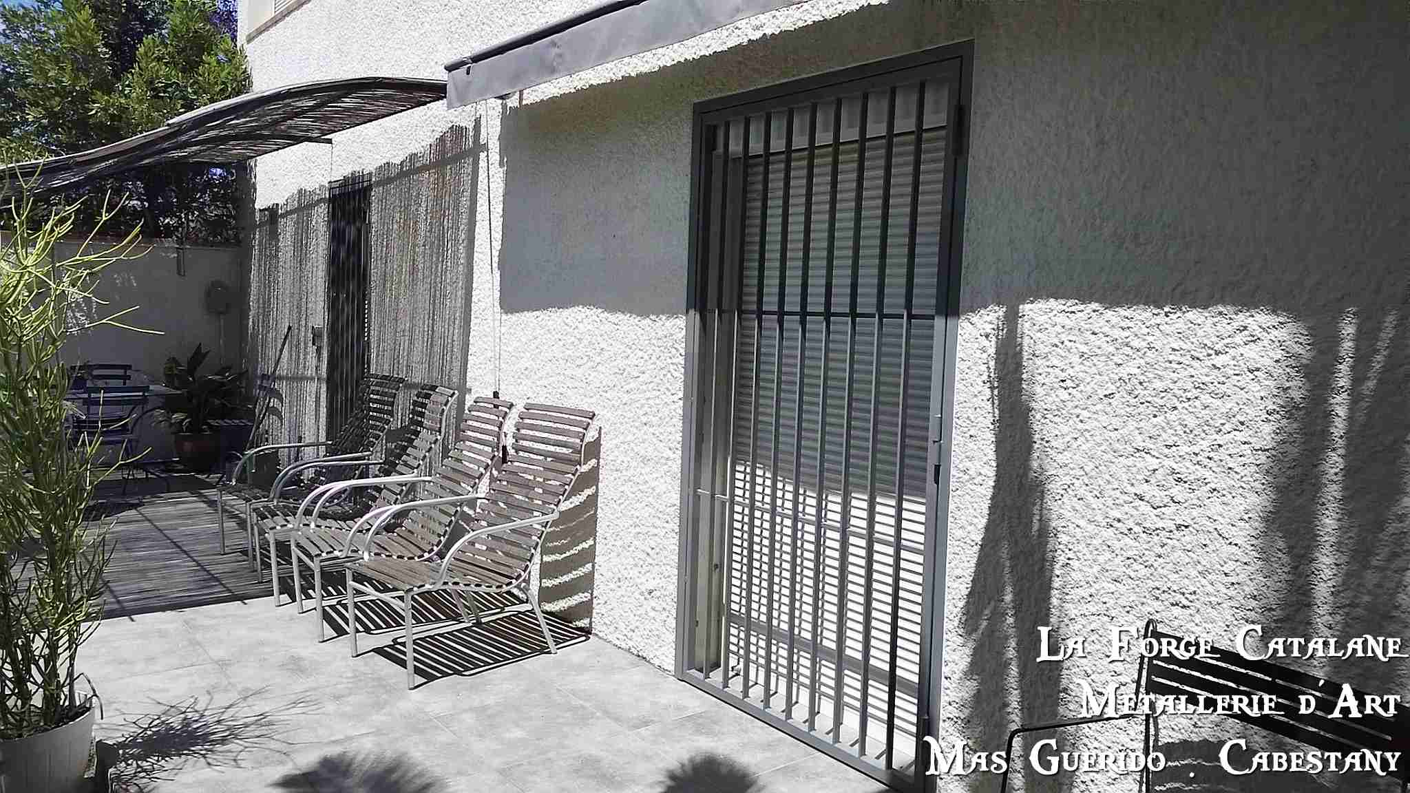 grille articulee barreau fer plat droit verticaux verticale fer Forge Catalane Cabestany.jpg